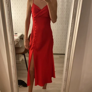 Zara klänning - En superfin röd klänning ifrån zara. Den har aldrig använts och prislappen är kvar. Den har slits och knappar på sidan❤️