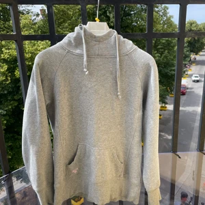 Grå hoodie  - Grå hoodie med gulligt litet tryck på fickan. Köpt på loppis och använd ett fåtal gånger (säljer pågrund av att den inte används). Det står XL men är mer som S-M. Tryck inte på köp nu!
