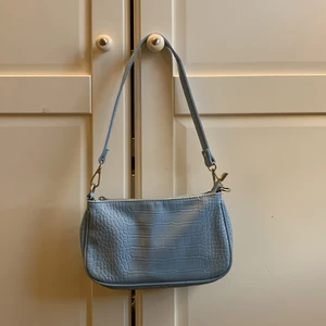 Gina Tricot - Ljusblå väska från Gina tricot💙 Har inte används så mycket och är i väldigt gott skick. Måtten är 25•14 cm. Kontakta mig vid intresse 💙