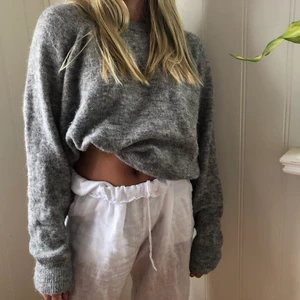 Grå stickad Carin Wester tröja stl M - Använd fåtal gånger, nyskick säljer pga att den inte kommer till användning💕