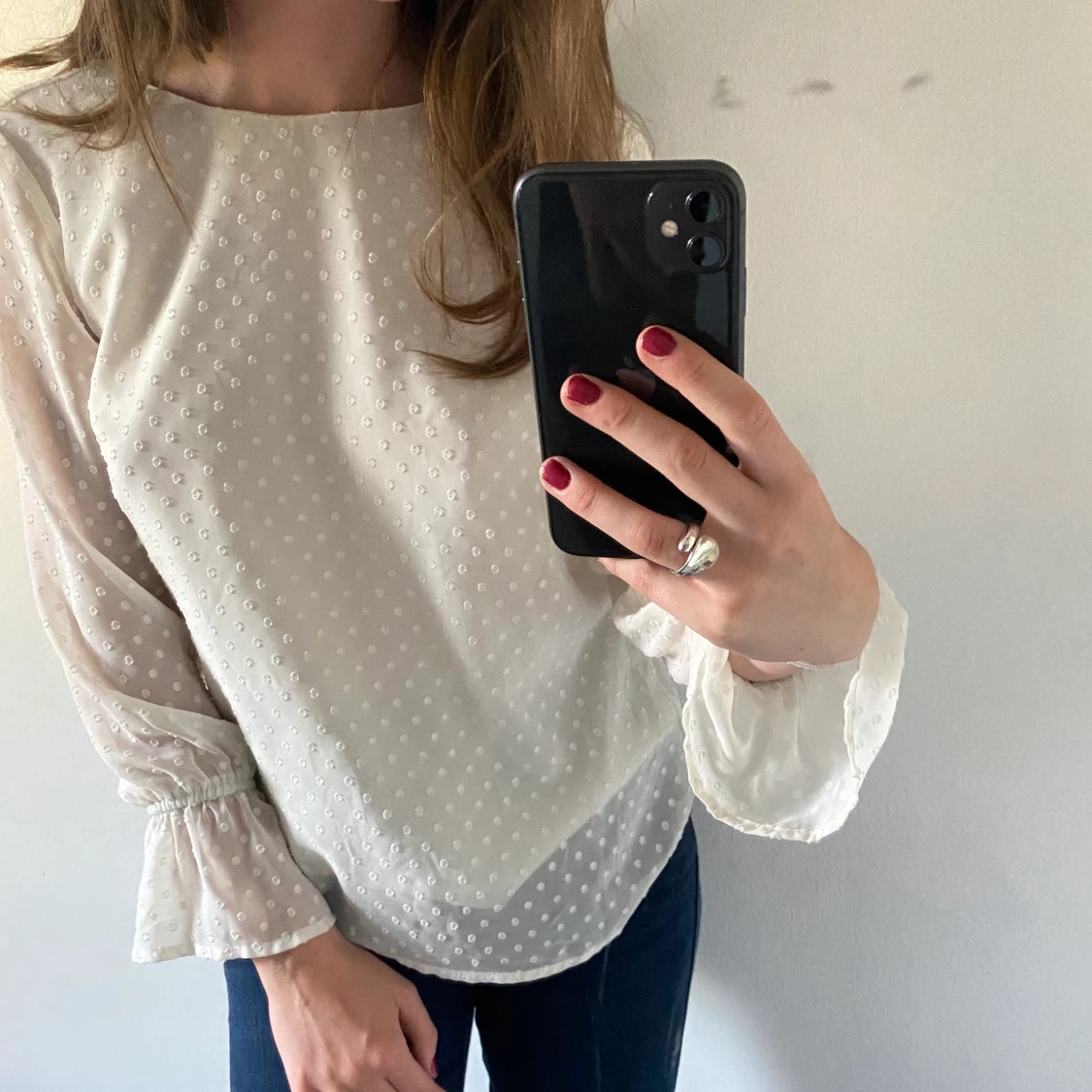 Vit blus med prickar 