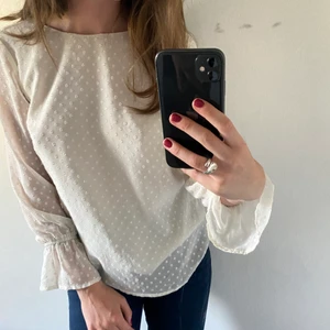 Vit blus med prickar  - Vit blus med prickar i st S 