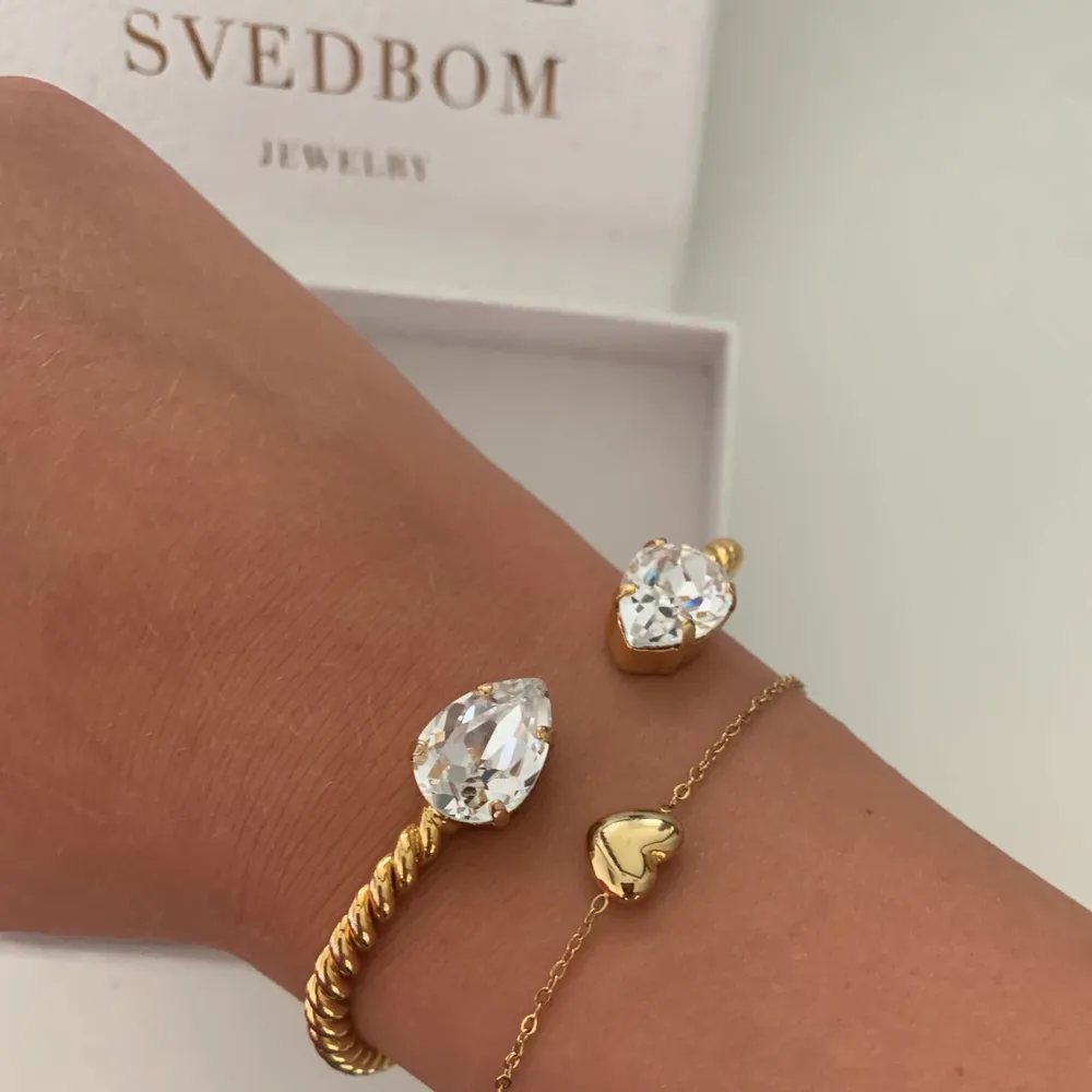 Säljer mitt Caroline Svedblom armband. Modellen på armbandet är ”Mini drop Braclet” och kristallen heter ”crystal” och är vanlig vit. Armbandet är andvänt men har inga synliga skador eller repor. Armbandet är justerbart så alla kan använda det. Det är köpt på Caroline Svedbloms hemsida. Köptes för 695kr, orginalbox följer med. Hör av dig vid intresse eller frågor❤️ köp direkt för 400. Accessoarer.