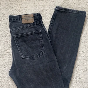 Wrangler Jeans - Säljer dessa fina vintage- wrangler jeans, grå-svart tvätt. De är mid/low waist och en straight/baggy passform. Perfekt längd i benen för mig som är 172, stl 32/32 passar på M skulle jag säga.Kontakta för specifika mått eller frågor💓