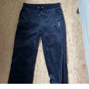 Säljer pga att dom inte kommer till användning  - Mörblå juicy byxor med text där bak