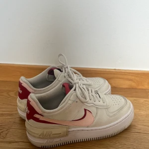 Nike air force shadow pink/red 36 - Dessa köptes för två år sedan och har använts för lite. Säljer därför vidare dom. Är i storlek 36 men passar även 37. Köpare står för frakt. 