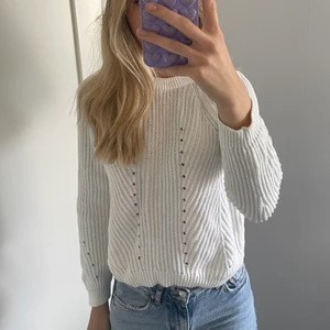 Vit stickad tröja storlek S - Vit stickad tröja. Inte använd så mycket, fint skick. Från object och storlek S. 