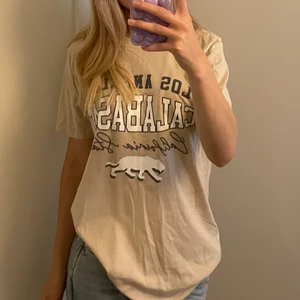 T-shirt - T-shirt från pretty little things. Aldrig använd, mycket fint skick. Storlek S. 