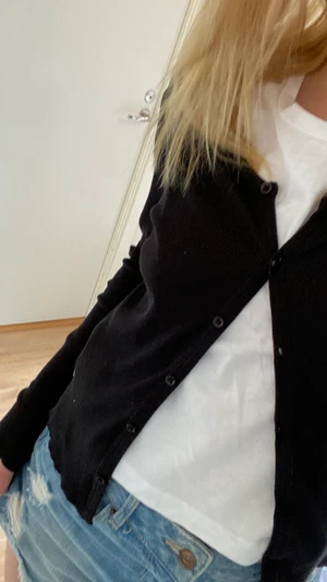 Två tröjor  - Plagg 1 - storlek 170 från Ullared 70kr + 24kr frakt Plagg 2 - storlek 36 från Cubus 60kr + 24kr frakt Allt kostar 150kr tillsammans inklusive frakt❤️  vid köp så pratar ni med mig så löser vi med swish❤️