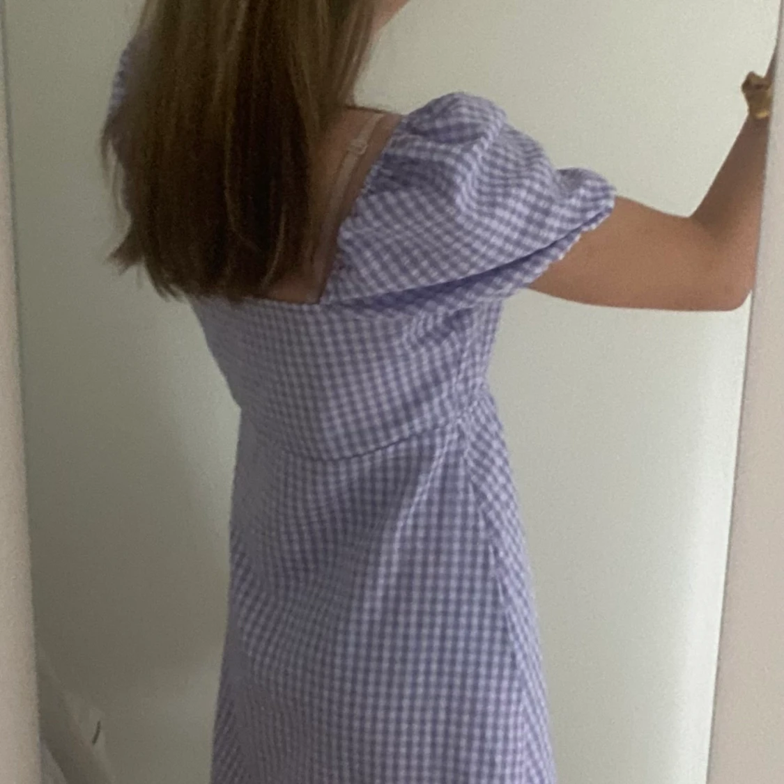 Säljer en lila vit klänning aldrig använd  - 91