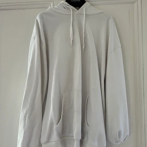 Vit huvtröja - Vit mjuk huvtröja med skönt material på insidan!