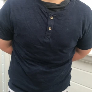 💙🤍 - Jag säljer min sons t-shirts den vita är lite fläckig men ändå jätte snygg