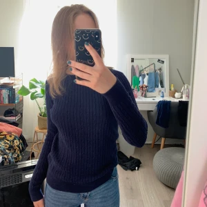 Ribbad tröja - Jättefin Navy blå tröja i storlek xs. Jag har normalt storlek S och den sitter lagom tajt.