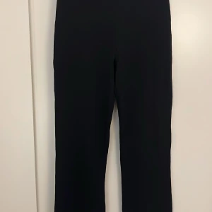Träningsbyxor  - Svarta utsvängda träningsbyxor. Bra skick. Lite korta på mig som är 173 cm. Skriv för fler bilder eller funderingar. 