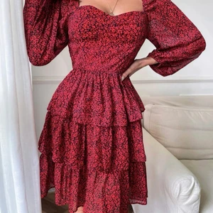 Röd klänning  - Snygg kort röd klänning, använd 1 gång därför i ny skick men säljer pga har mycket kläder.  Passar S/M, jätte bekväm. Har egna bilder! 