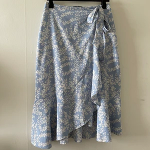 Omlottkjol  - Omlottkjol använd en gång köpt från Ginatricot