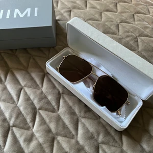 Chimi Aviator Brown  - Bruna aviator brillor från Chimi i deras Steel-kollektion.  Endast testade på så helt i nyskick  Låda och fodral följer med. 