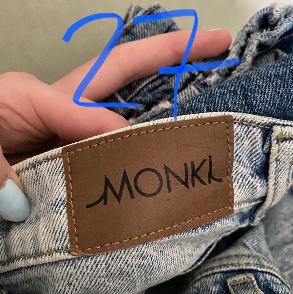 Fina ljusblå jeans från Monki i Monkis storlek 27 ( skulle säga 36/S). Säljer för 80kr + frakt!. Jeans & Byxor.