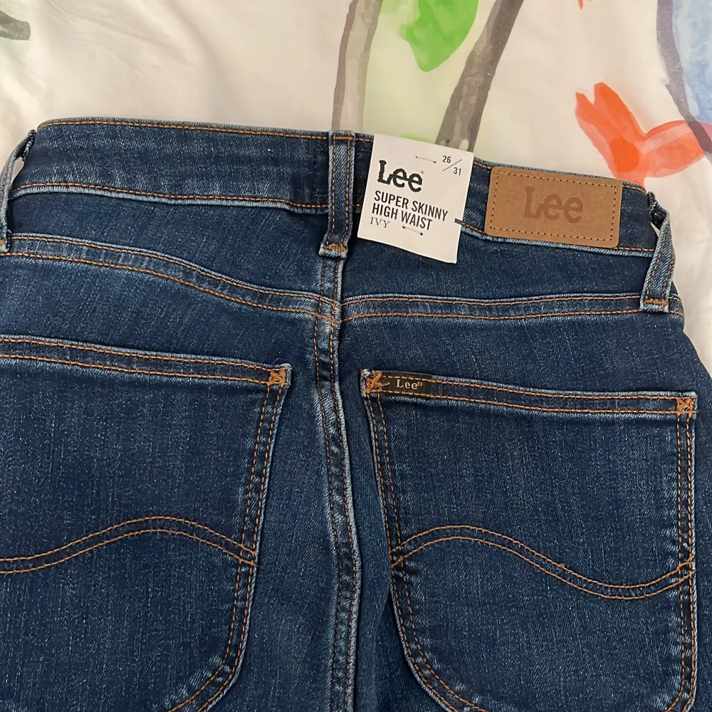 helt nya blåa lee jeans. i modellen ”super skinny high waist ivy”. . Jeans & Byxor.