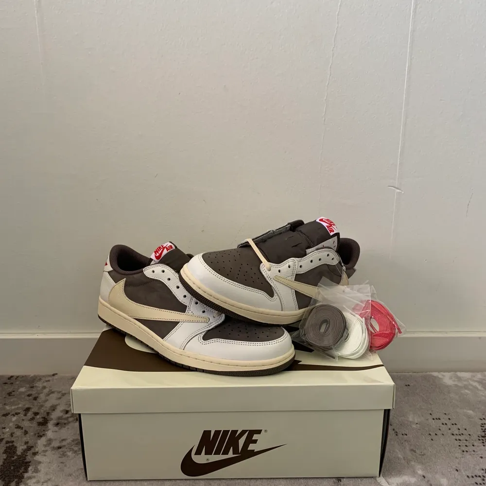 WTS TRAVIS SCOTT JORDAN 1 LOW ”REVERSE MOCHA” DS EU 45 / US 11 BUD: 11000kr BIN: 12000kr Meetup i Malmö eller står köparen för frakten (Vid köp av BIN bjuder jag på eventuell frakt). Skor.