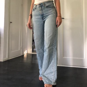 LEVIS RIBCAGE WIDE LEG JEANS - Levis jeans i passformen Ribcage Wide Leg. Vida hela vägen och faller snyggt med väl skor på. Blå sliten färg som är svinsnyggt till sommaren! Storlek 29, 32. Jag är 170 och byxorna går till fötterna på mig. 1300 kr från början🌞 Frakt ingår! 