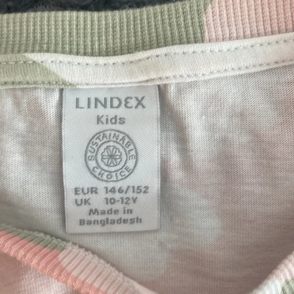 En t-shirt från Lindex i storlek 146-152. Använd några gånger.🤍🆒. T-shirts.