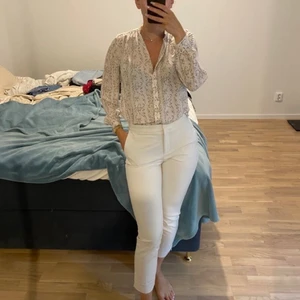 Blus samt jeans - Båda plaggen säljs, blusen är från HM i storlek S, jeansen är från zara i storlek S. Blusen för 50kr och jeansen för 75. 
