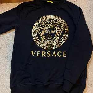 Versace tröja i strl L - Äkta Versace tröja i storlek L, använd några gånger men är i väldigt bra skick, har tagits väl hand om. För mer info är det bara att höra av sig! 