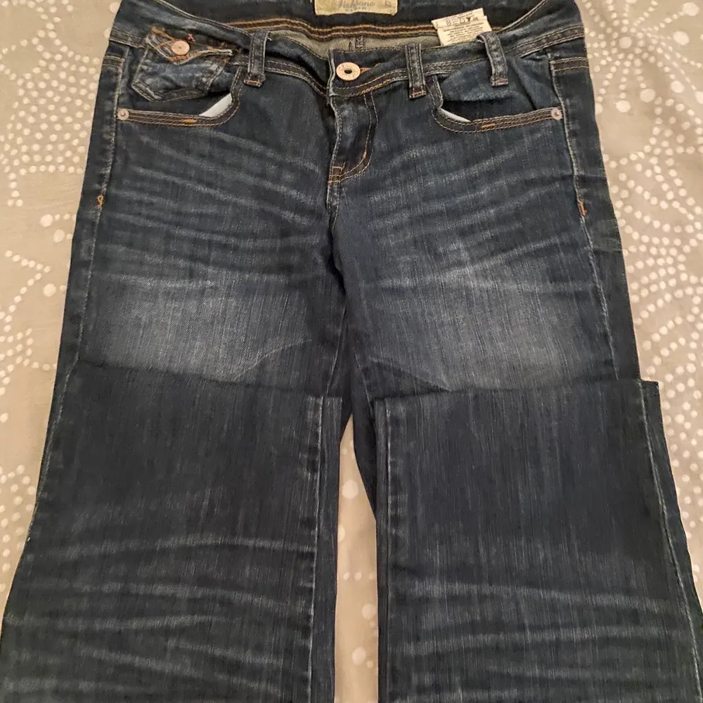 Säljer ett par snygga lågmidjade jeans i storlek 27. Jag står ej för frakten💗. Jeans & Byxor.