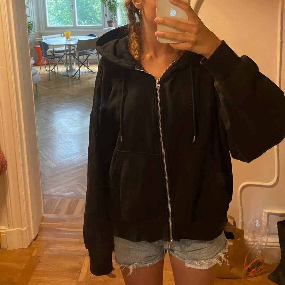 Säljer denna assköna zip-up hoodien köpt från weekday för några år sedan. Inte så värst använd, inga defekter finns. Storlek S men en oversized modell❣️. Hupparit & Collegepaidat.
