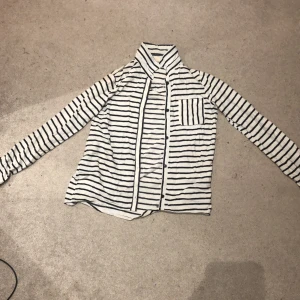 Vitsvart Skjorta - Vitsvart skjorta, köpt från h&m minns inte hur mycket jag köpte för, använd 20 ggr kanske. 