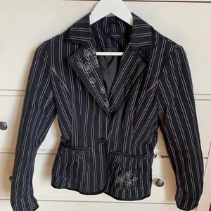 Kavaj - Kavaj från Vero Moda i strl 36. Använd men i gott skick. Priset går att diskutera!  Köpare står för frakt. 