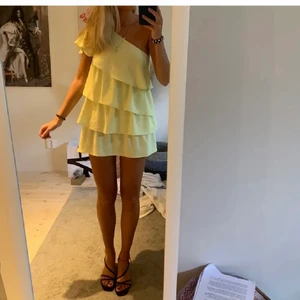 Gul klänning  - Säljer denna superfina klänning från zara i stl S, 400+frakt