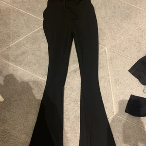 Ribbade bootcut - Svarta ribbade bootcut från Primark. Aldrig använda, jättebra skick. Det är ett snöre längst upp vid magen. Jag kan mötas i Stockholm. Och även posta men ni står för frakten❤️