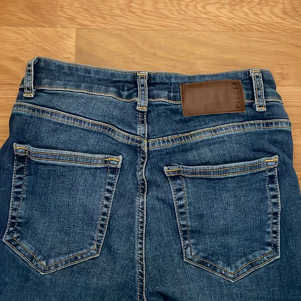 Lågmidjade jeans i mörkblått I storlek XS . Jeans & Byxor.