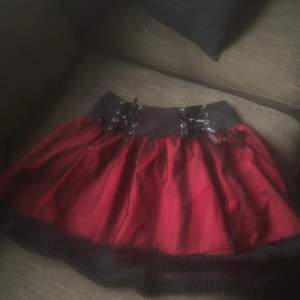superfin och cool mörkröd/svartröd kjol från shein( finns ej kvar på deras sida) i storlek XS. skulle säga att den är mer som en S, använt en gång✨ tar alltid det billigaste fraktalternativet💕 priset kan diskuteras och köparen står för frakten <3