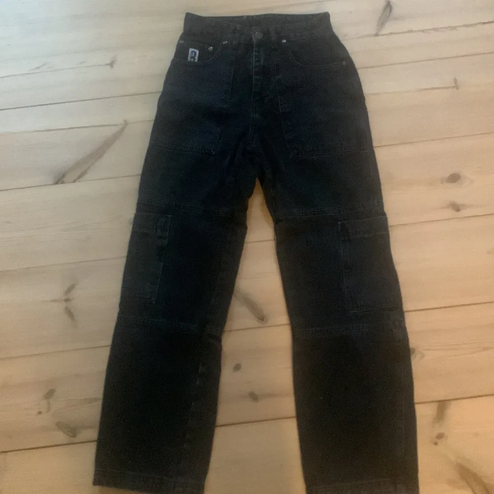 Knappt använda cargo jeans från Ragged priest skit snygga på! nypris 630kr. Jeans & Byxor.