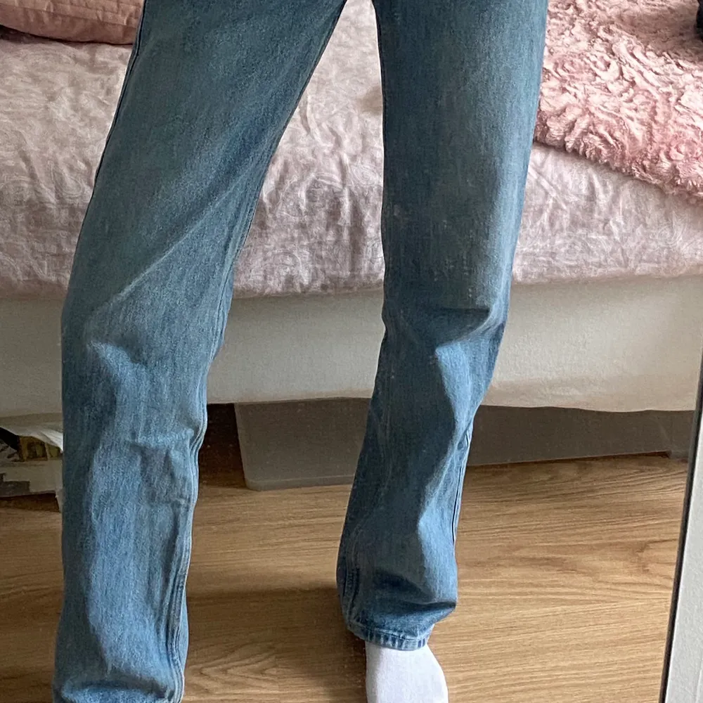 Straight weekdayjeans som jag tyvärr aldrig fick användning för. Köpta för 600kr. Jag är ca 174cm, frakt tillkommer<3. Jeans & Byxor.