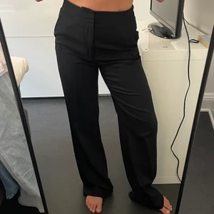 Kostymbyxor svart  - Supersköna kostymbyxor från &other stories. Använda ett fåtal gånger. Storlek S