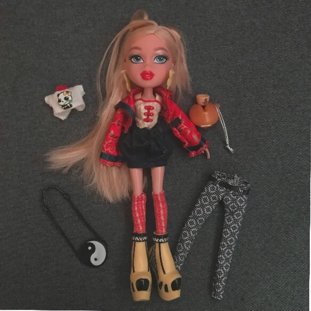 Bratz docka, är bra kvalite men är ej komplett. Fattas: Hårborste, tekanna, resväska och en tröja. Pris går att diskutera. Kontakta för info om frakt.. Övrigt.