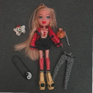 Bratz Cloe study abroad doll, Cloe to China - Bratz docka, är bra kvalite men är ej komplett. Fattas: Hårborste, tekanna, resväska och en tröja. Pris går att diskutera. Kontakta för info om frakt.