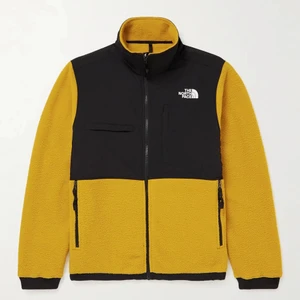 North Face Fleece Small - Fleece från North Face i storlek S! Tror det är en herrmodell men verkligen inget som påverkar tycker jag 🥰 Använd enbart några gånger så i väldigt fint skick! Möts upp runt Odenplan eller gallerian (Sthlm) eller postar med PostNord 💕