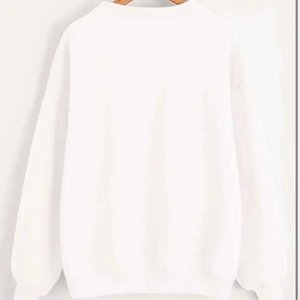 Sweatshirt - Vit oversized sweatshirt i med jättegosigt och mjukt material innuti. Använder inte så mycket, orginalpris 199kr. fraktar elr möts upp i gbg