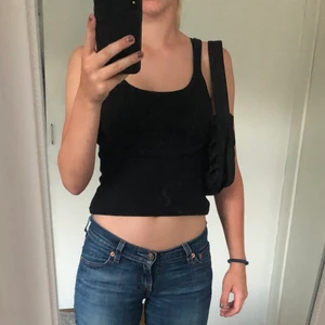 Svart Väska - Säljer nu denna jättefina svarta väska från monki🤩 Den är ganska oanvänd och är därför i bra skick. Köpt för 199kr men säljer för 50kr + frakt!😍