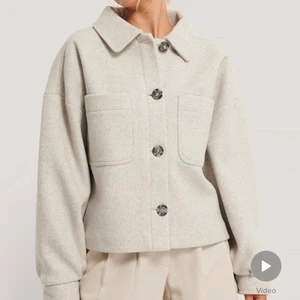 Kappa - Grå kappa från nakd, perfekt till hösten. Endast använd ett fåtal gånger och därför är kappan i superbra skick🤍