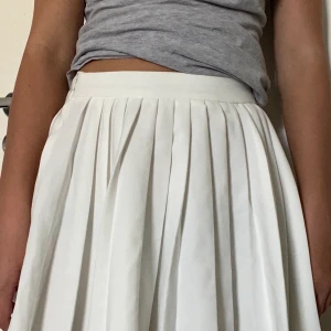 Vit kjol - Knappt använd, bra skick