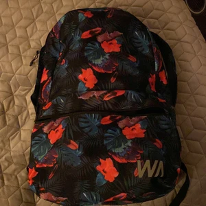 Ryggsäck  - En ryggsäck man får plats med mycket saker i använt den 1-2 gånger med kläder i skulle ha den som skolväska med tyckte inte den passade min stil❤️ jag vet inte hur mycket den väger och vi har ingen våg tyvärr 