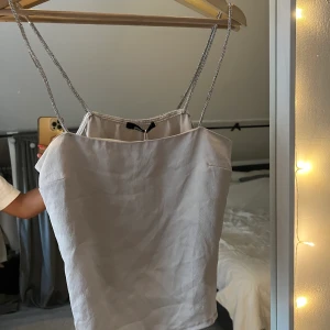 Linne  - Beige linne, aldrig använt, liten fläck som var där när jag köpte den. Inte testat tvättat den tror de går bort. Det syns inte då det är på insidan av tröjan 