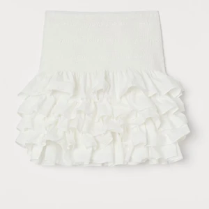 Volangkjol från H&M  - Vit volangkjol från H&M. Aldrig använd. Kom privat för egna bilder.  