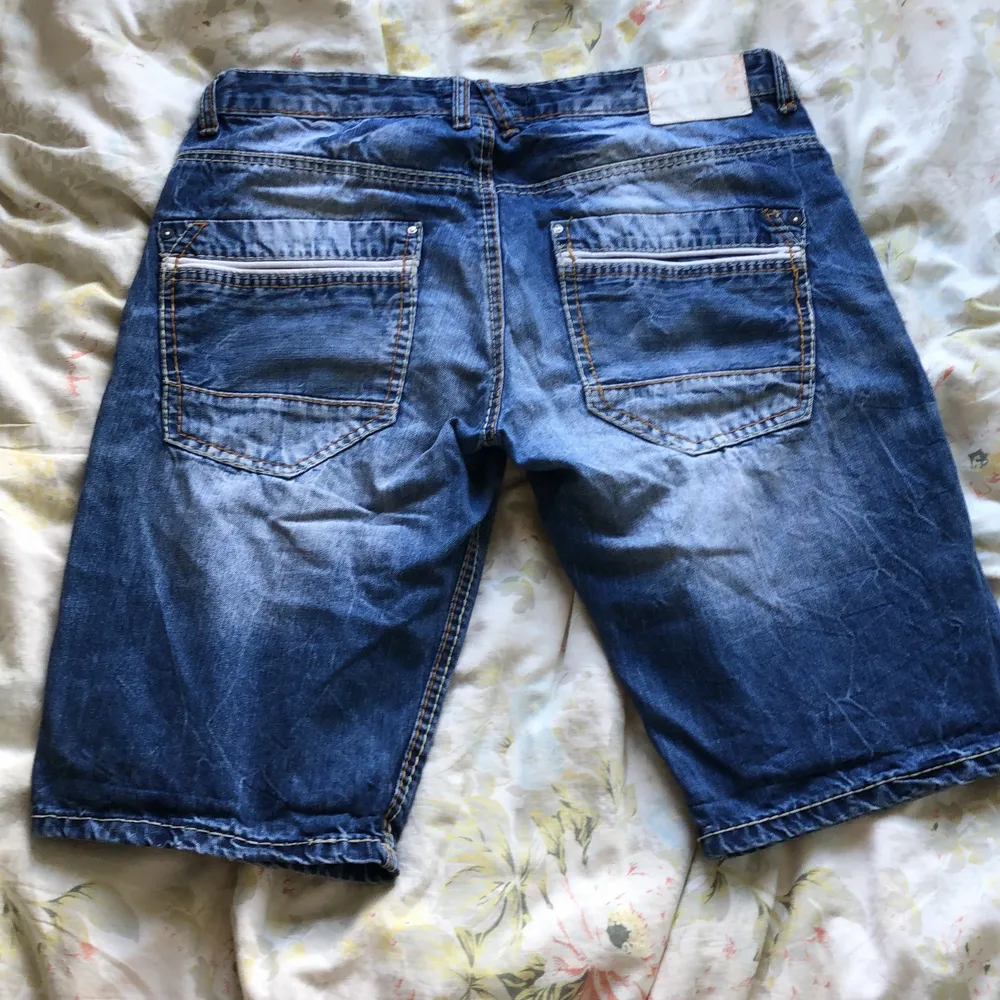 Blåa jeans-shorts från märket Smog, riktigt cool färg och tvätt med snygga detaljer på fickor. Kan mötas upp på Södermalm, annars betalar köparen för frakten.. Shorts.